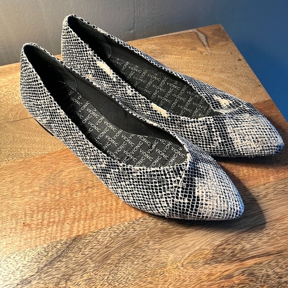 Snake print Vionic Flats Sz 10